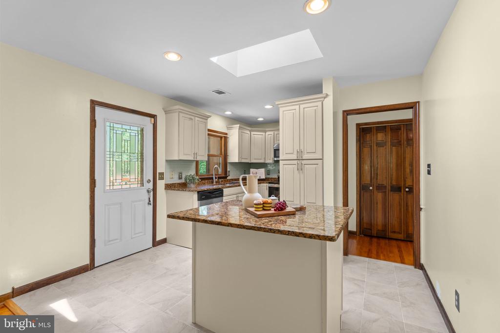 14945 LEE HIGHWAY, AMISSVILLE, Virginia 20106, 4 Bedrooms Bedrooms, ,2 BathroomsBathrooms,Residential,14945 LEE HIGHWAY,VARP2002594 MLS # VARP2002594