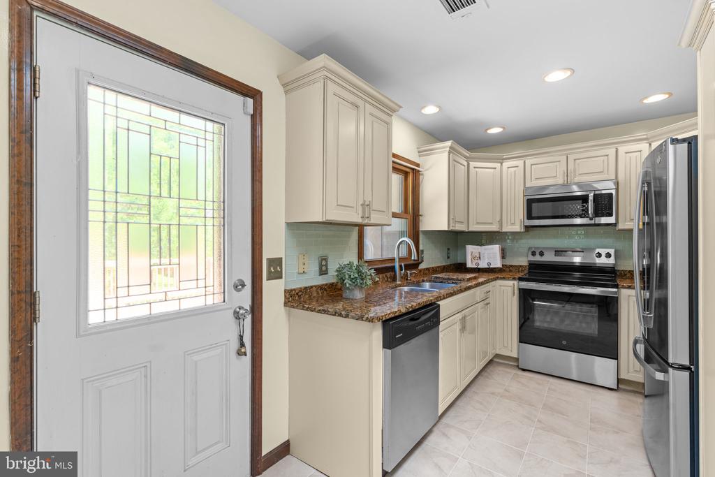 14945 LEE HIGHWAY, AMISSVILLE, Virginia 20106, 4 Bedrooms Bedrooms, ,2 BathroomsBathrooms,Residential,14945 LEE HIGHWAY,VARP2002594 MLS # VARP2002594
