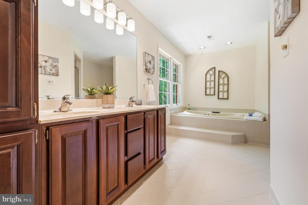 5722 GREENVIEW LN, WARRENTON, Virginia 20187, 4 Bedrooms Bedrooms, ,2 BathroomsBathrooms,Residential,5722 GREENVIEW LN,VAFQ2020274 MLS # VAFQ2020274