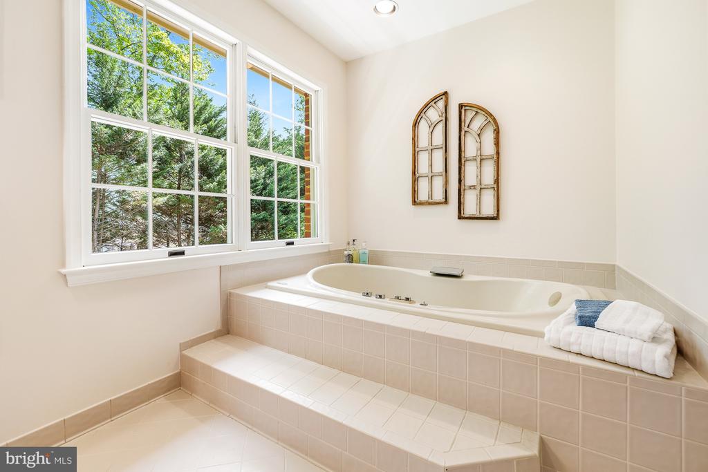 5722 GREENVIEW LN, WARRENTON, Virginia 20187, 4 Bedrooms Bedrooms, ,2 BathroomsBathrooms,Residential,5722 GREENVIEW LN,VAFQ2020274 MLS # VAFQ2020274