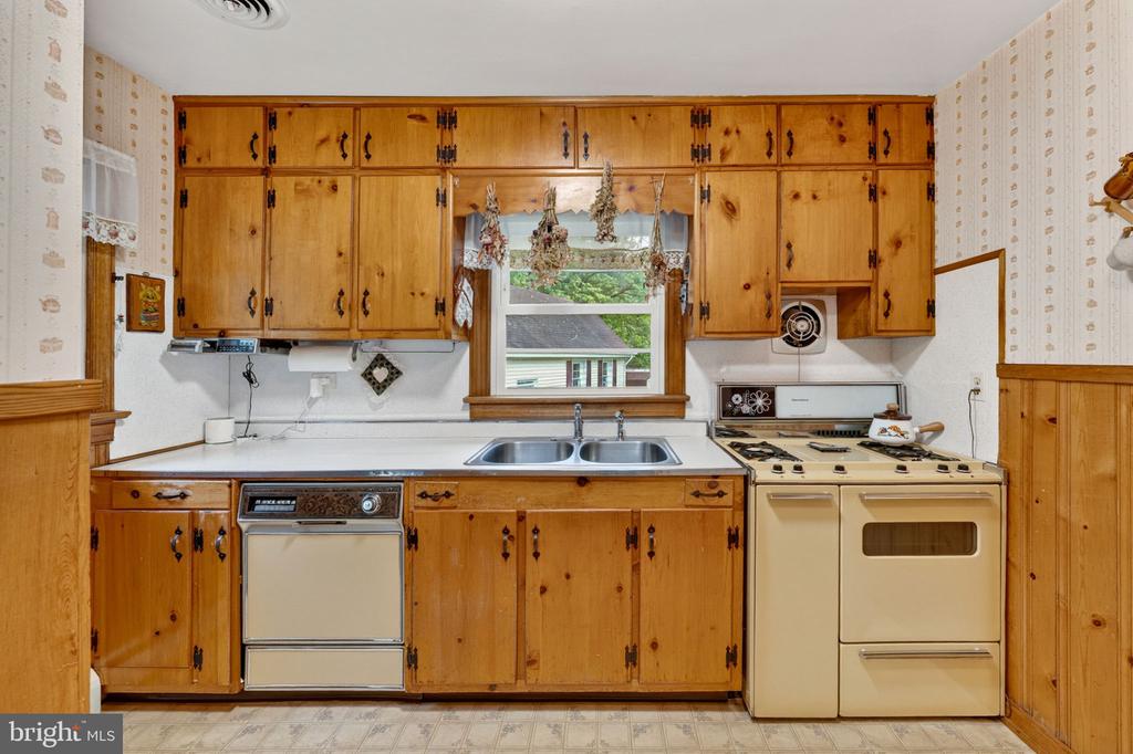 85 S POES RD, AMISSVILLE, Virginia 20106, 3 Bedrooms Bedrooms, ,2 BathroomsBathrooms,Residential,85 S POES RD,VARP2002626 MLS # VARP2002626