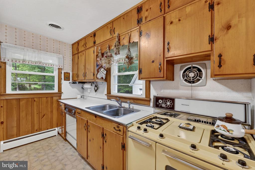 85 S POES RD, AMISSVILLE, Virginia 20106, 3 Bedrooms Bedrooms, ,2 BathroomsBathrooms,Residential,85 S POES RD,VARP2002626 MLS # VARP2002626