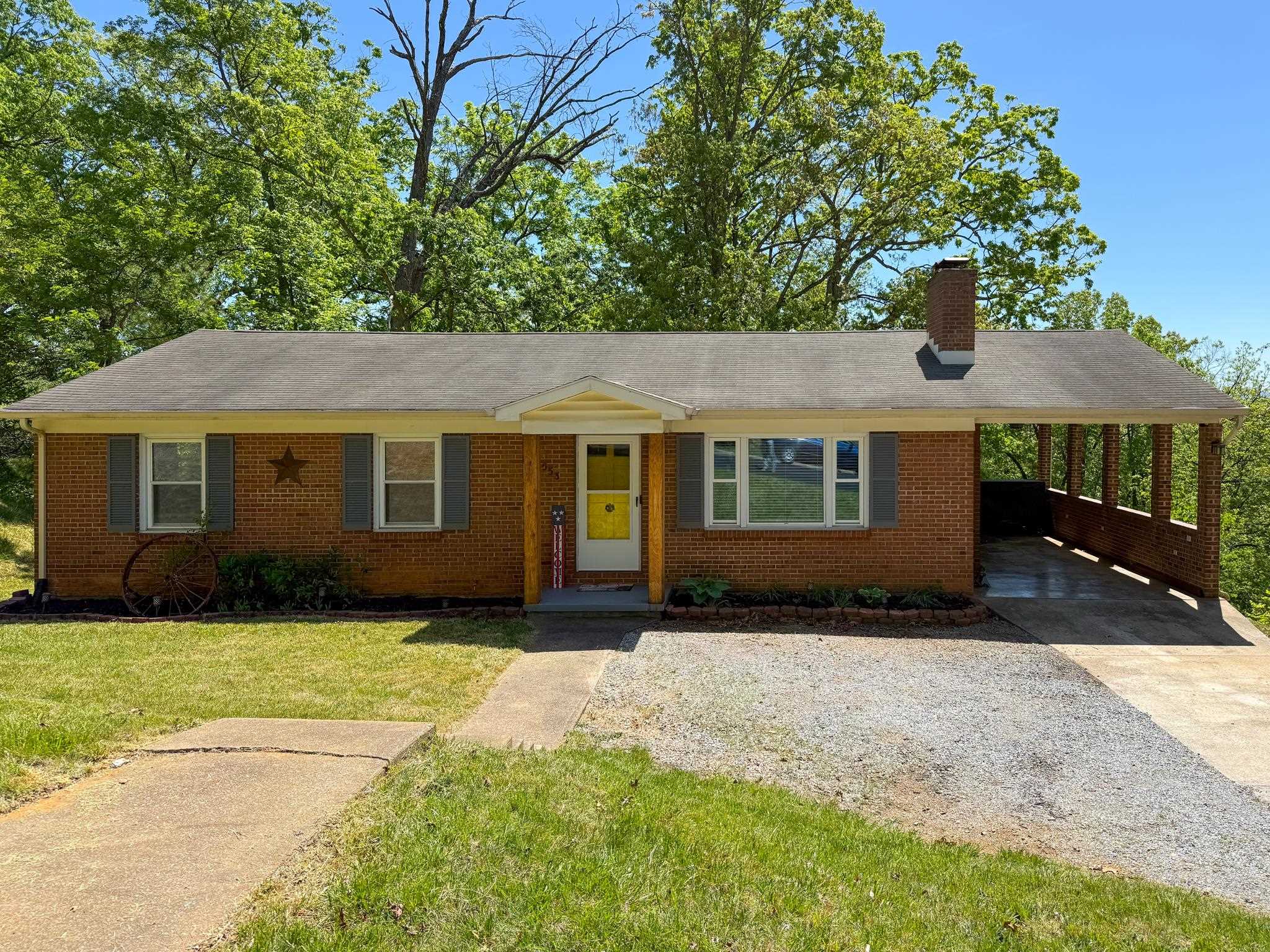 553 HILLTOP DR, STAUNTON, Virginia 24401, 3 Bedrooms Bedrooms, ,1 BathroomBathrooms,Residential,553 HILLTOP DR,676561 MLS # 676561