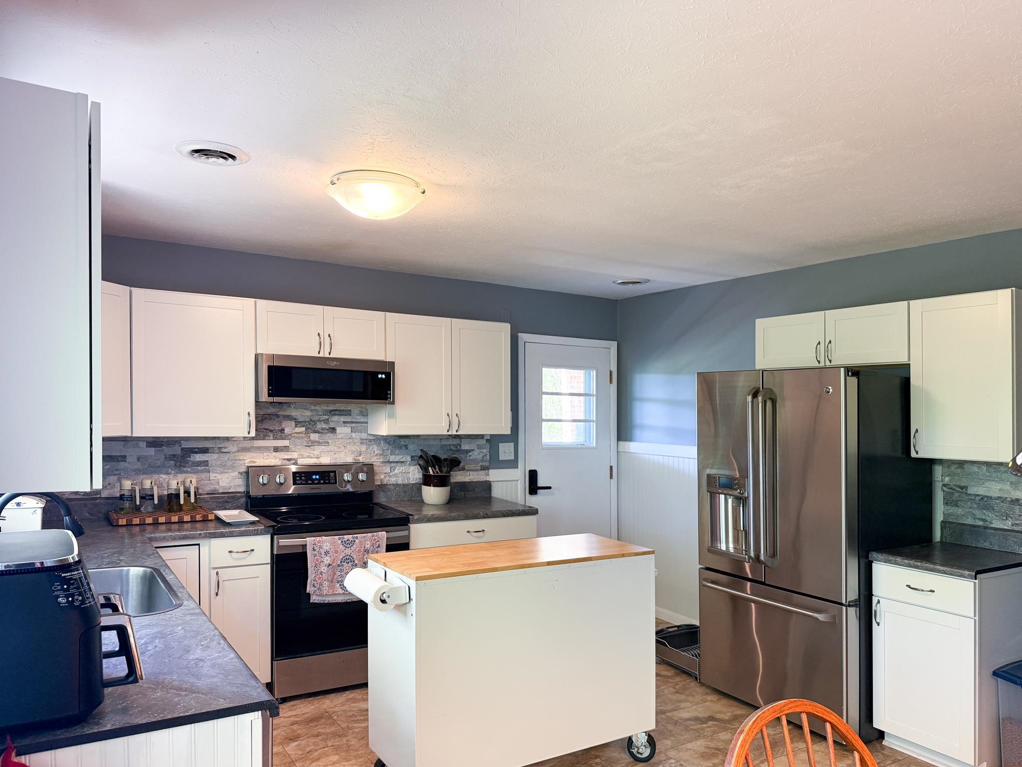 553 HILLTOP DR, STAUNTON, Virginia 24401, 3 Bedrooms Bedrooms, ,1 BathroomBathrooms,Residential,553 HILLTOP DR,676561 MLS # 676561