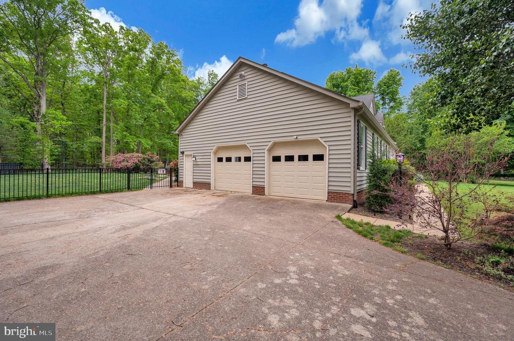 8125 LEE JACKSON CIR, SPOTSYLVANIA, Virginia 22553, 5 Bedrooms Bedrooms, ,3 BathroomsBathrooms,Residential,8125 LEE JACKSON CIR,VASP2040848 MLS # VASP2040848