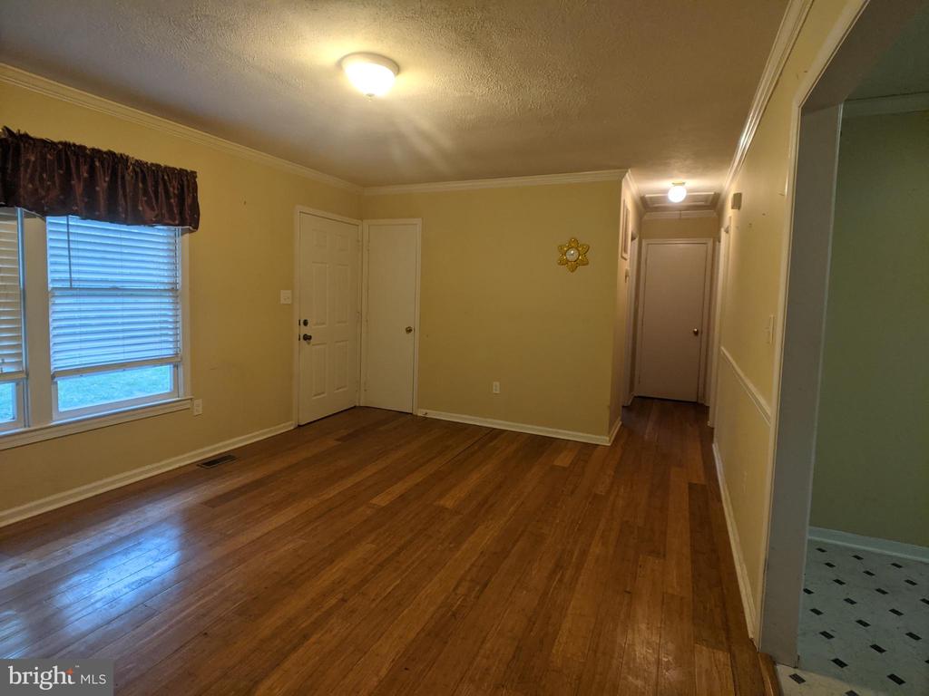 144 HUNTER AVE, CHESTER GAP, Virginia 22623, 2 Bedrooms Bedrooms, ,1 BathroomBathrooms,Residential,144 HUNTER AVE,VARP2002610 MLS # VARP2002610