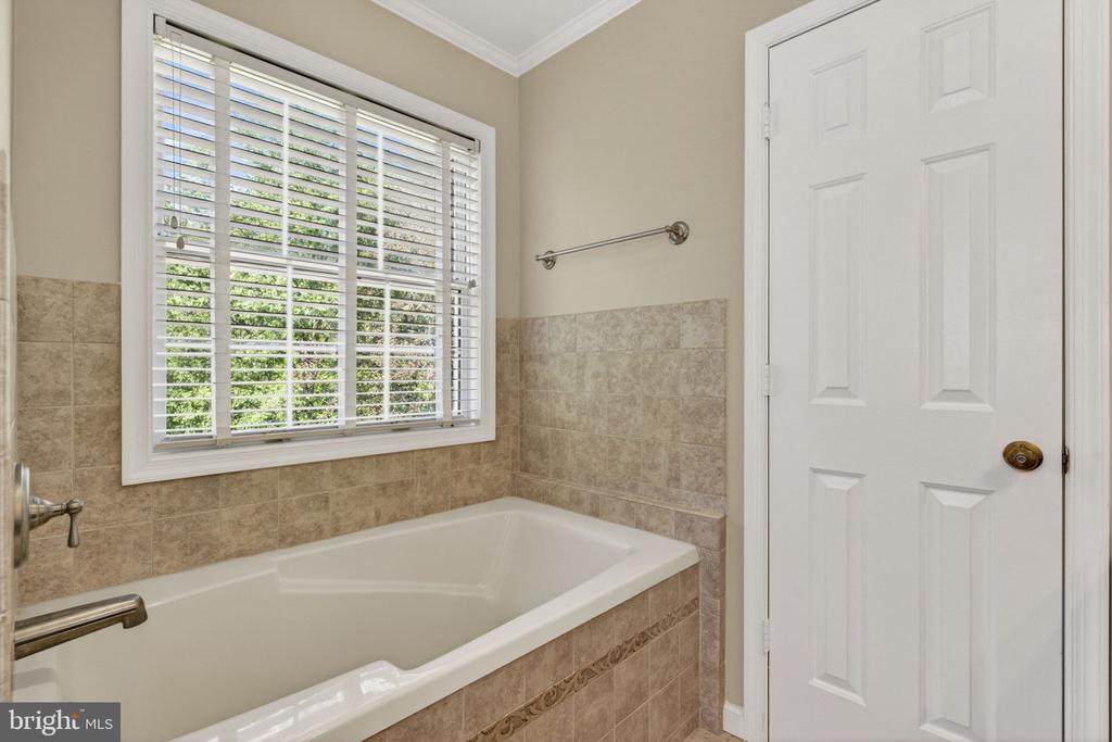 12151 DEERFIELD LN, AMISSVILLE, Virginia 20106, 3 Bedrooms Bedrooms, ,2 BathroomsBathrooms,Residential,12151 DEERFIELD LN,VAFQ2021742 MLS # VAFQ2021742