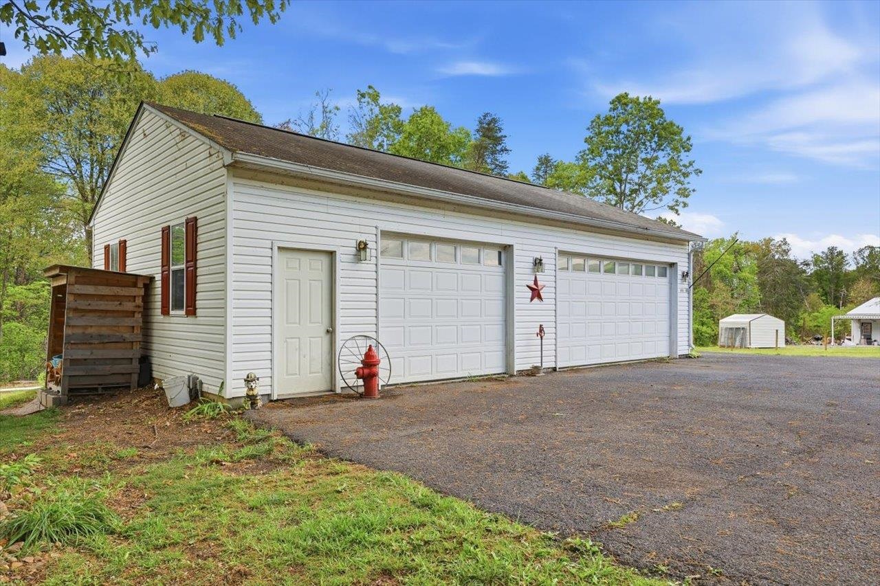 406 TRAYFOOT RD, GROTTOES, Virginia 24441, 3 Bedrooms Bedrooms, ,2 BathroomsBathrooms,Residential,406 TRAYFOOT RD,676591 MLS # 676591