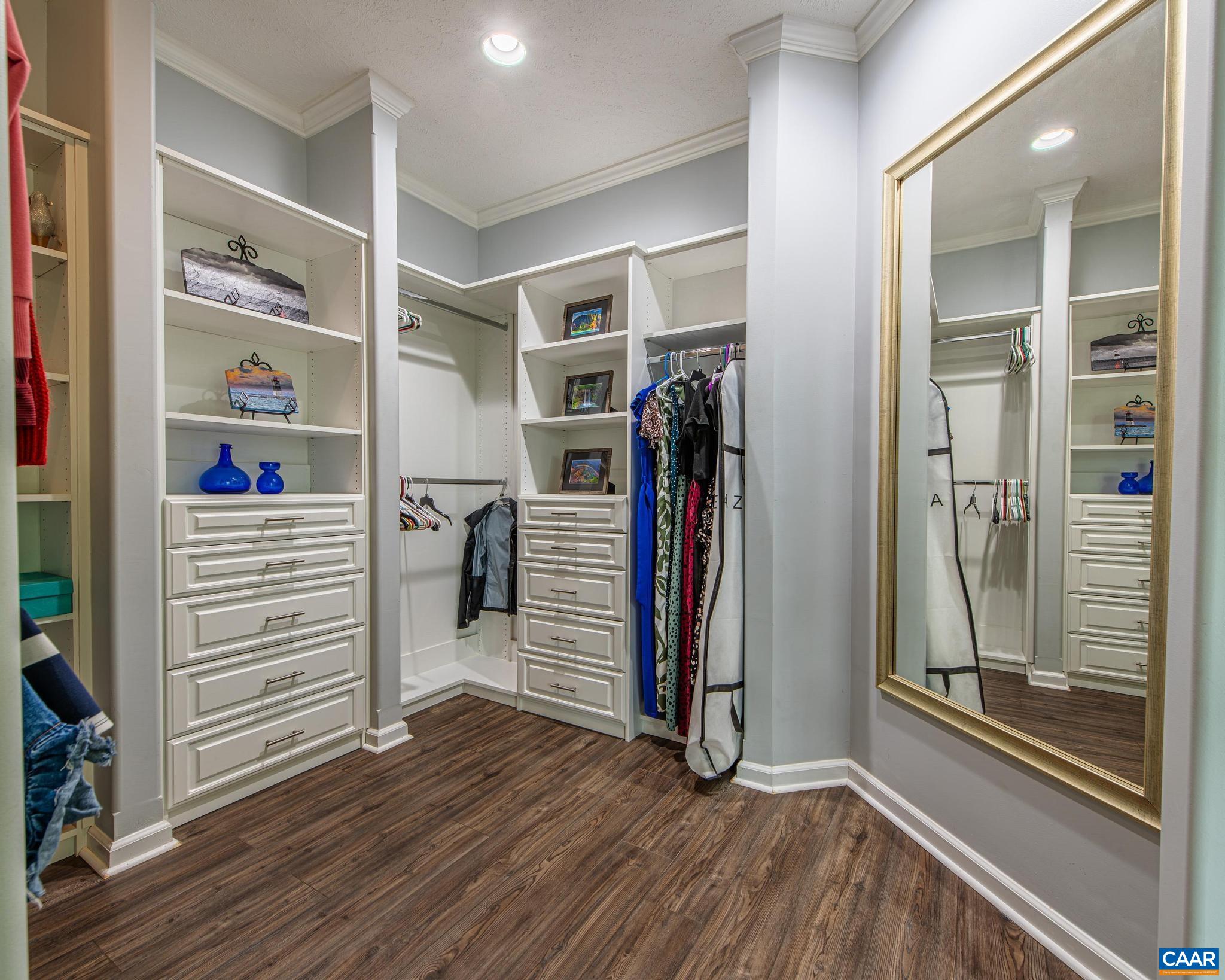 Custom SHELVING & CLOSET SYSTEM