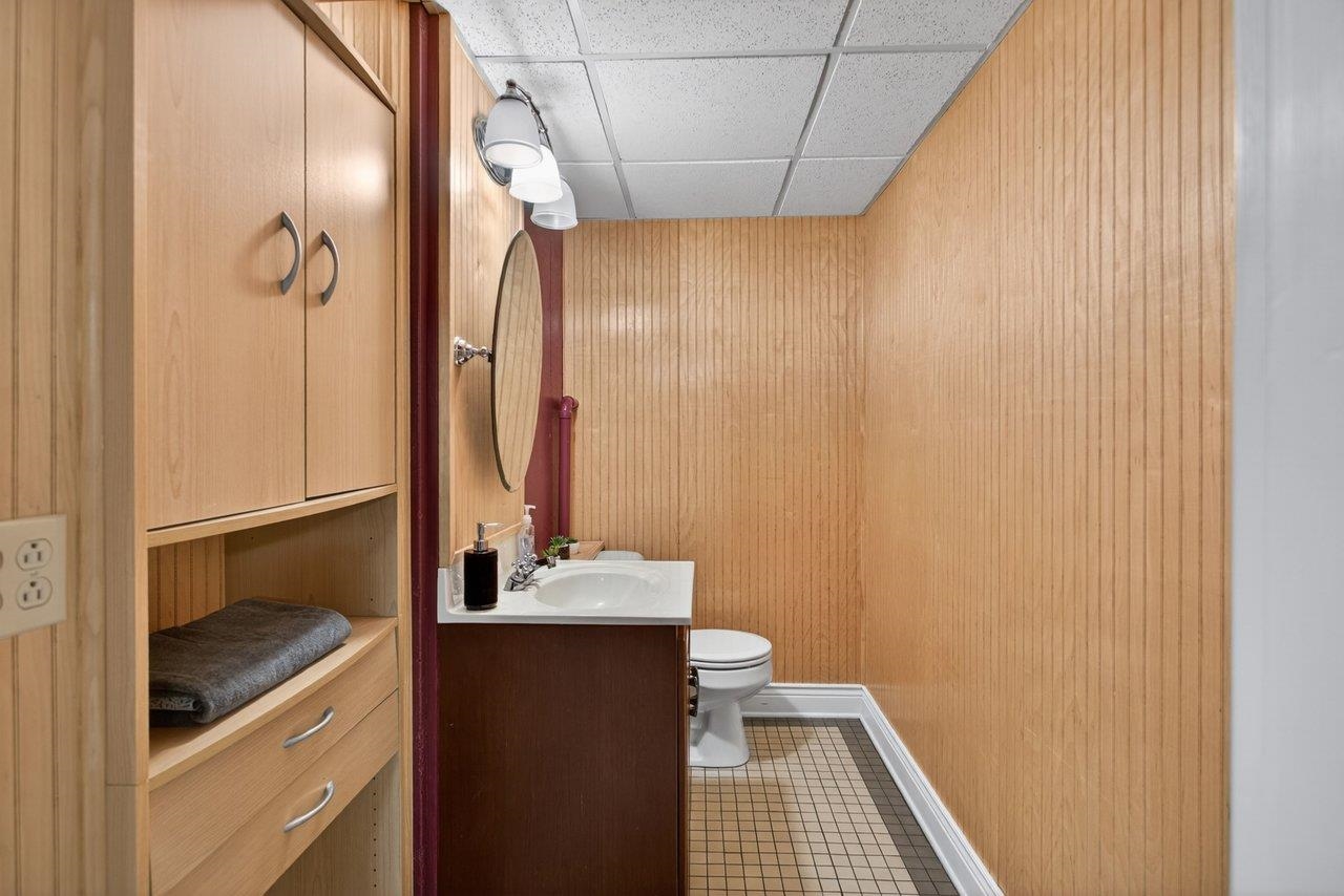 Lower level 1/2 bath