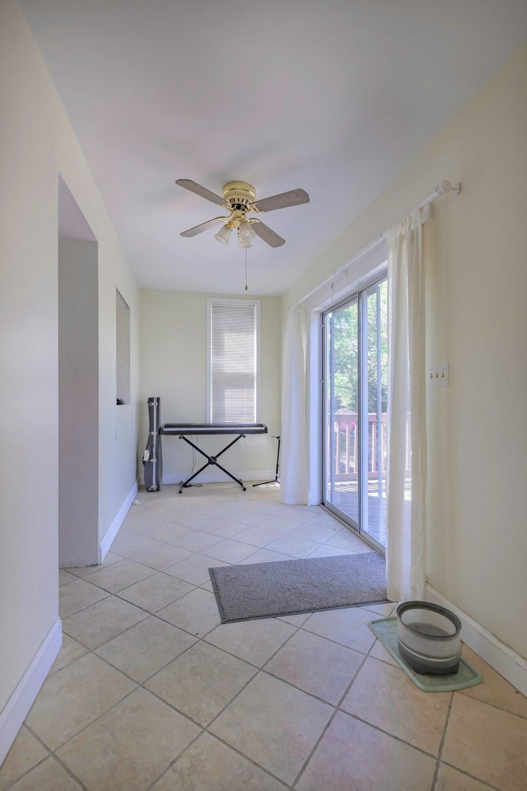 Sunroom/breakfast area