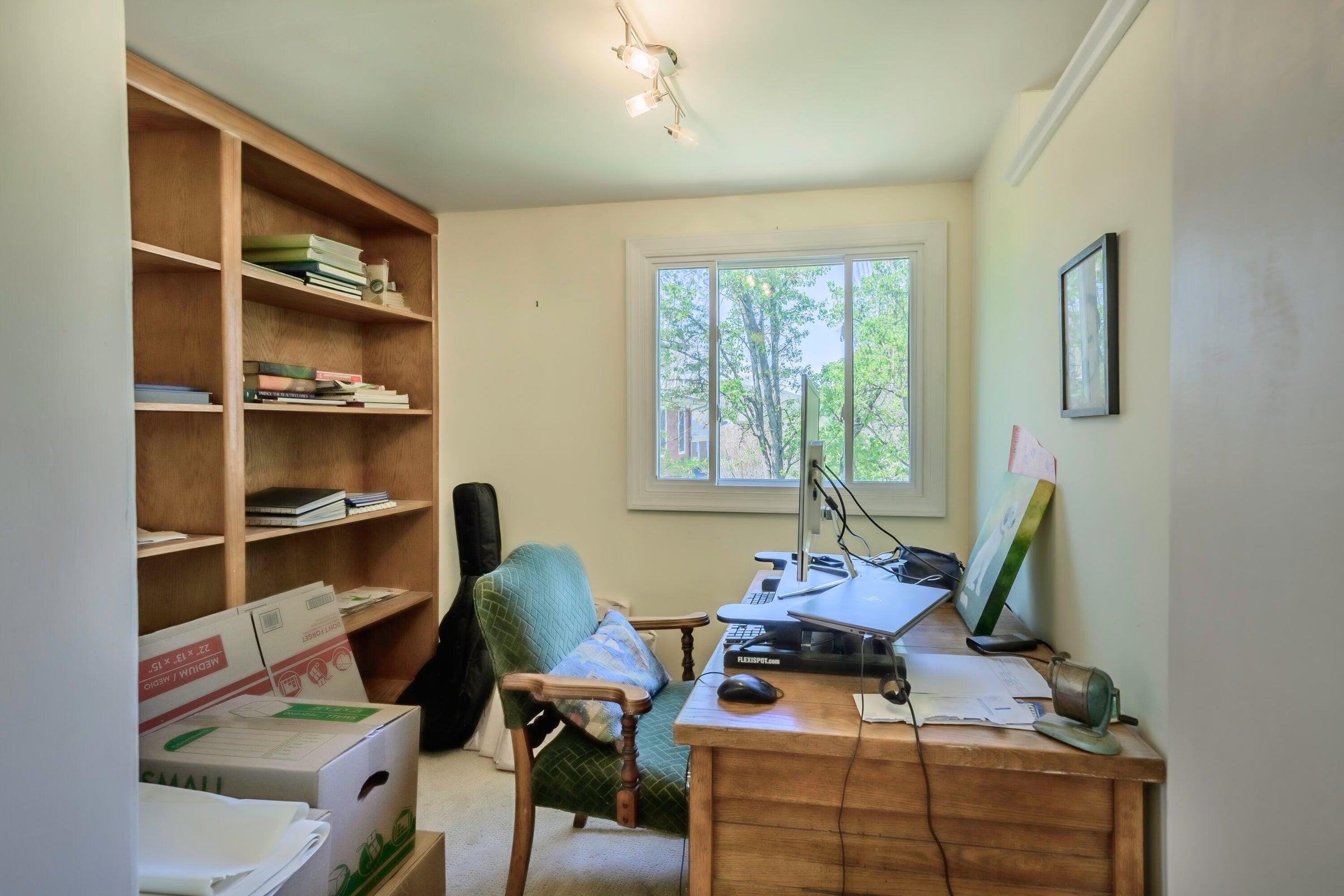 Office/study off of primary suite