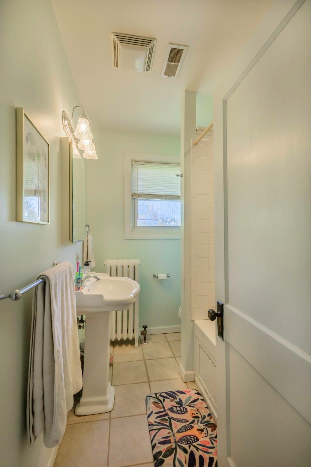 Shared 2nd Fl. full bath