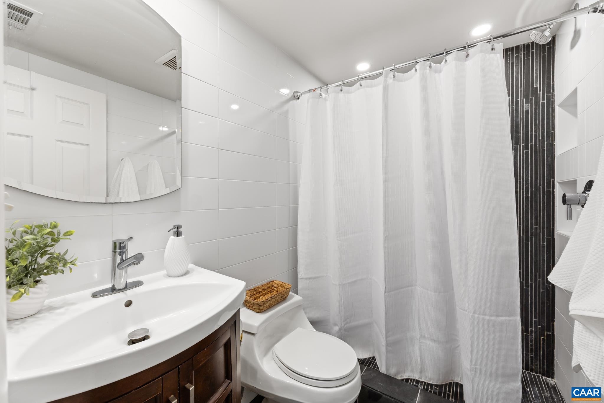 1800 JEFFERSON PARK AVE, CHARLOTTESVILLE, Virginia 22903, 1 Bedroom Bedrooms, ,1 BathroomBathrooms,Residential,1800 JEFFERSON PARK AVE,676608 MLS # 676608