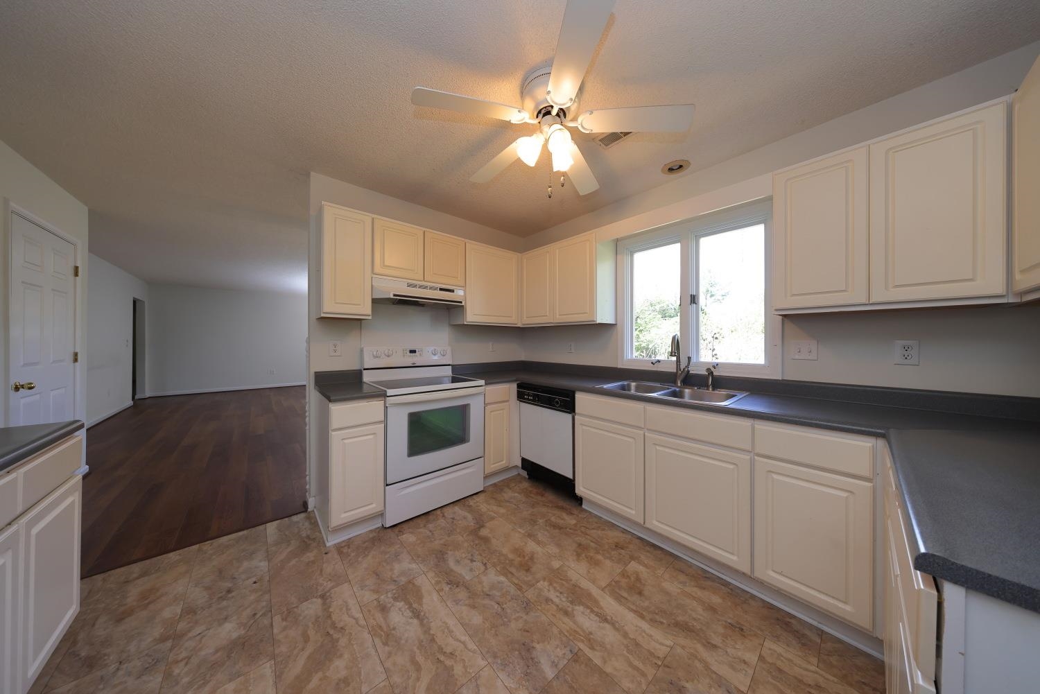 191 GRANDVIEW DR, WAYNESBORO, Virginia 22980, 3 Bedrooms Bedrooms, ,2 BathroomsBathrooms,Residential,191 GRANDVIEW DR,676612 MLS # 676612
