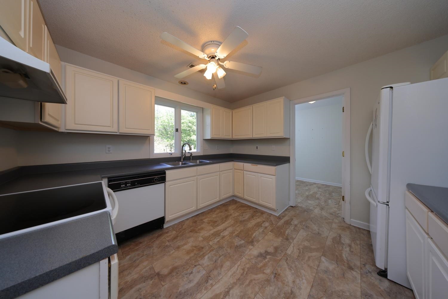191 GRANDVIEW DR, WAYNESBORO, Virginia 22980, 3 Bedrooms Bedrooms, ,2 BathroomsBathrooms,Residential,191 GRANDVIEW DR,676612 MLS # 676612