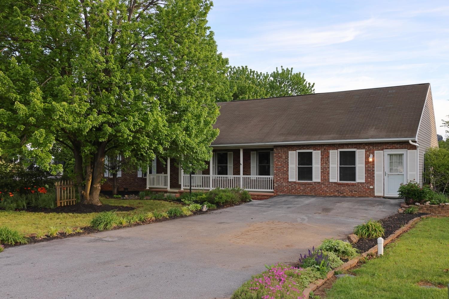 191 GRANDVIEW DR, WAYNESBORO, Virginia 22980, 3 Bedrooms Bedrooms, ,2 BathroomsBathrooms,Residential,191 GRANDVIEW DR,676612 MLS # 676612