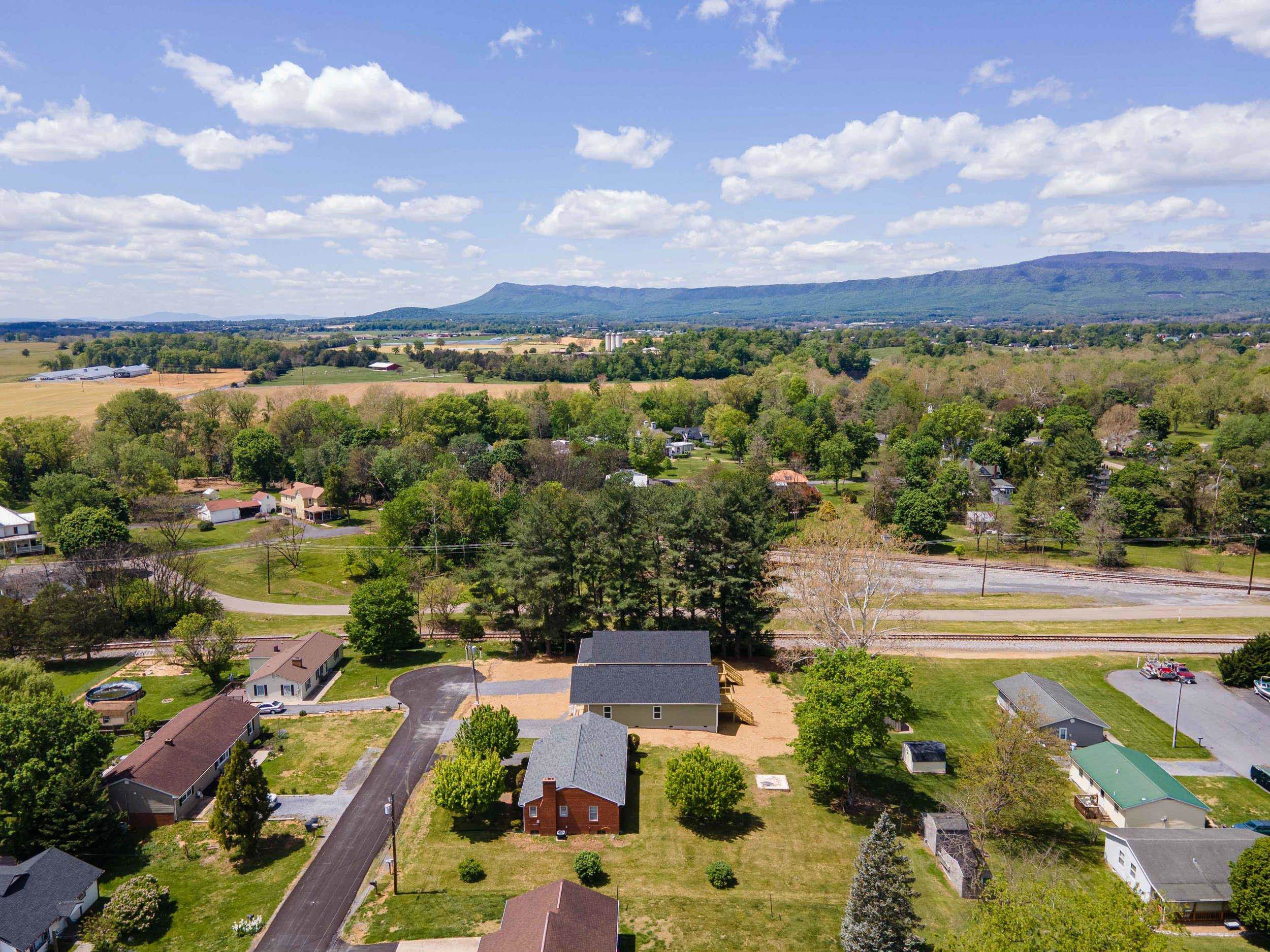 342 W FAIRFAX AVE, ELKTON, Virginia 22827, 3 Bedrooms Bedrooms, ,2 BathroomsBathrooms,Residential,342 W FAIRFAX AVE,676621 MLS # 676621