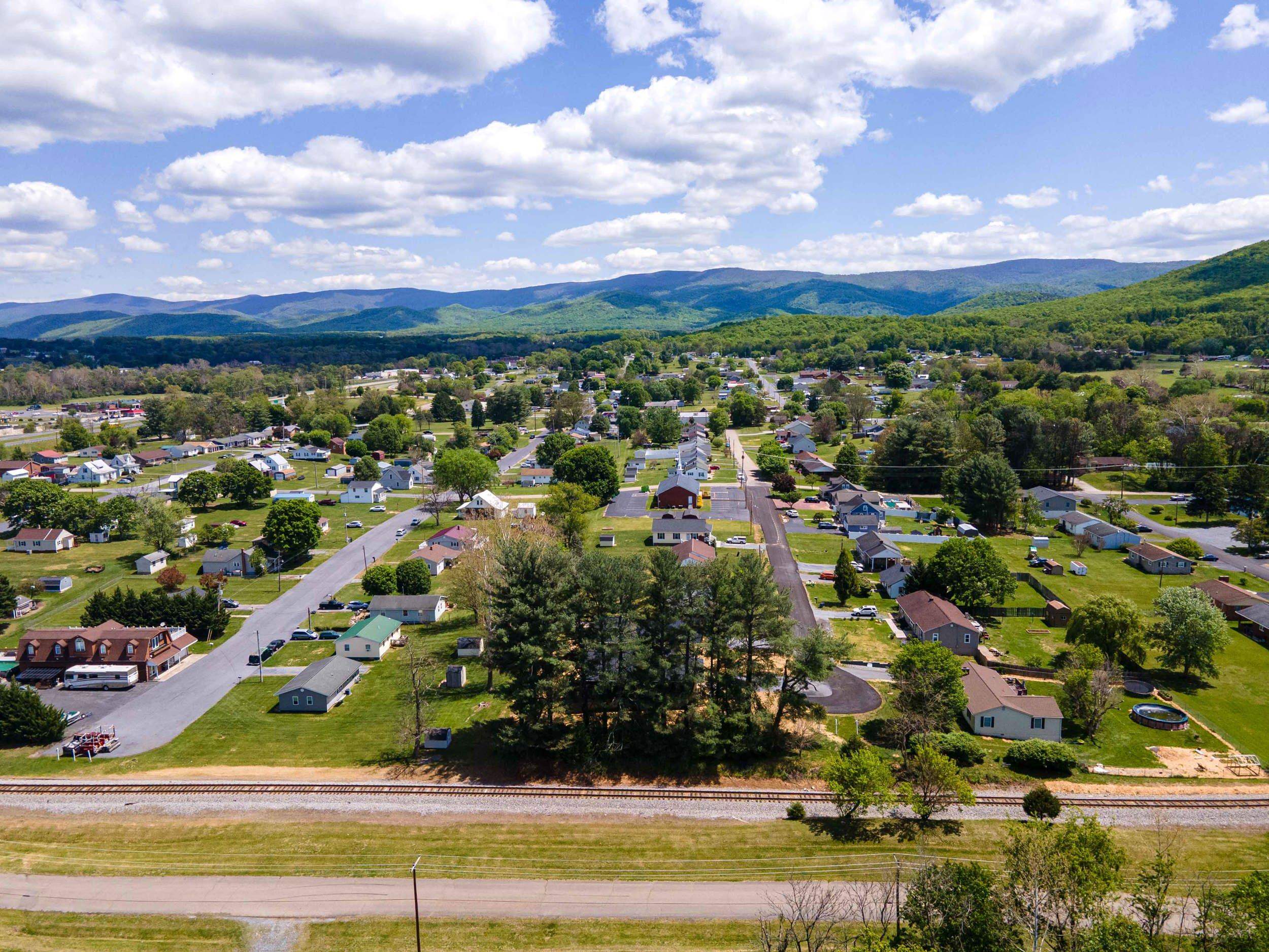 342 W FAIRFAX AVE, ELKTON, Virginia 22827, 3 Bedrooms Bedrooms, ,2 BathroomsBathrooms,Residential,342 W FAIRFAX AVE,676621 MLS # 676621