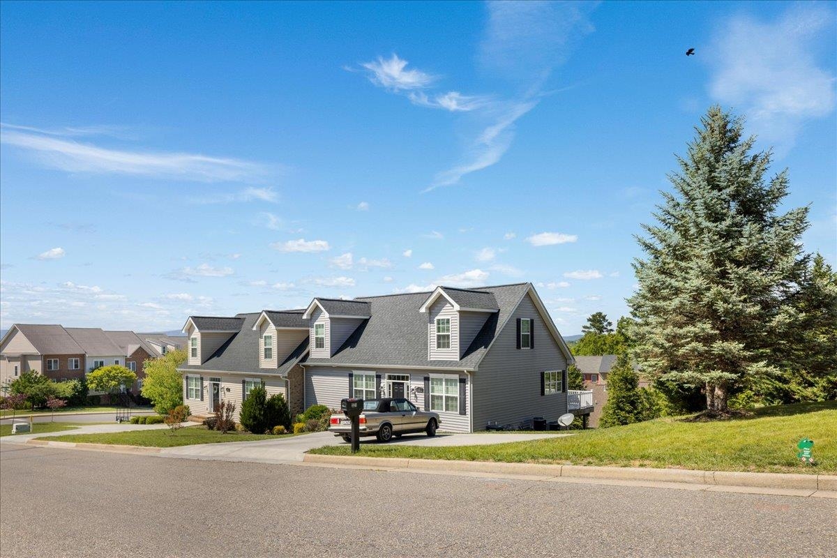 321 BLUE STONE HILLS DR, HARRISONBURG, Virginia 22801, 4 Bedrooms Bedrooms, ,3 BathroomsBathrooms,Residential,321 BLUE STONE HILLS DR,676629 MLS # 676629