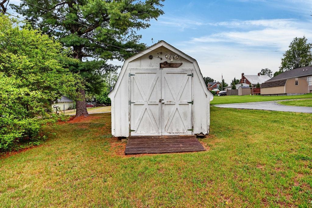 23 MONTROSE DR, FISHERSVILLE, Virginia 22939, 3 Bedrooms Bedrooms, ,1 BathroomBathrooms,Residential,23 MONTROSE DR,676654 MLS # 676654
