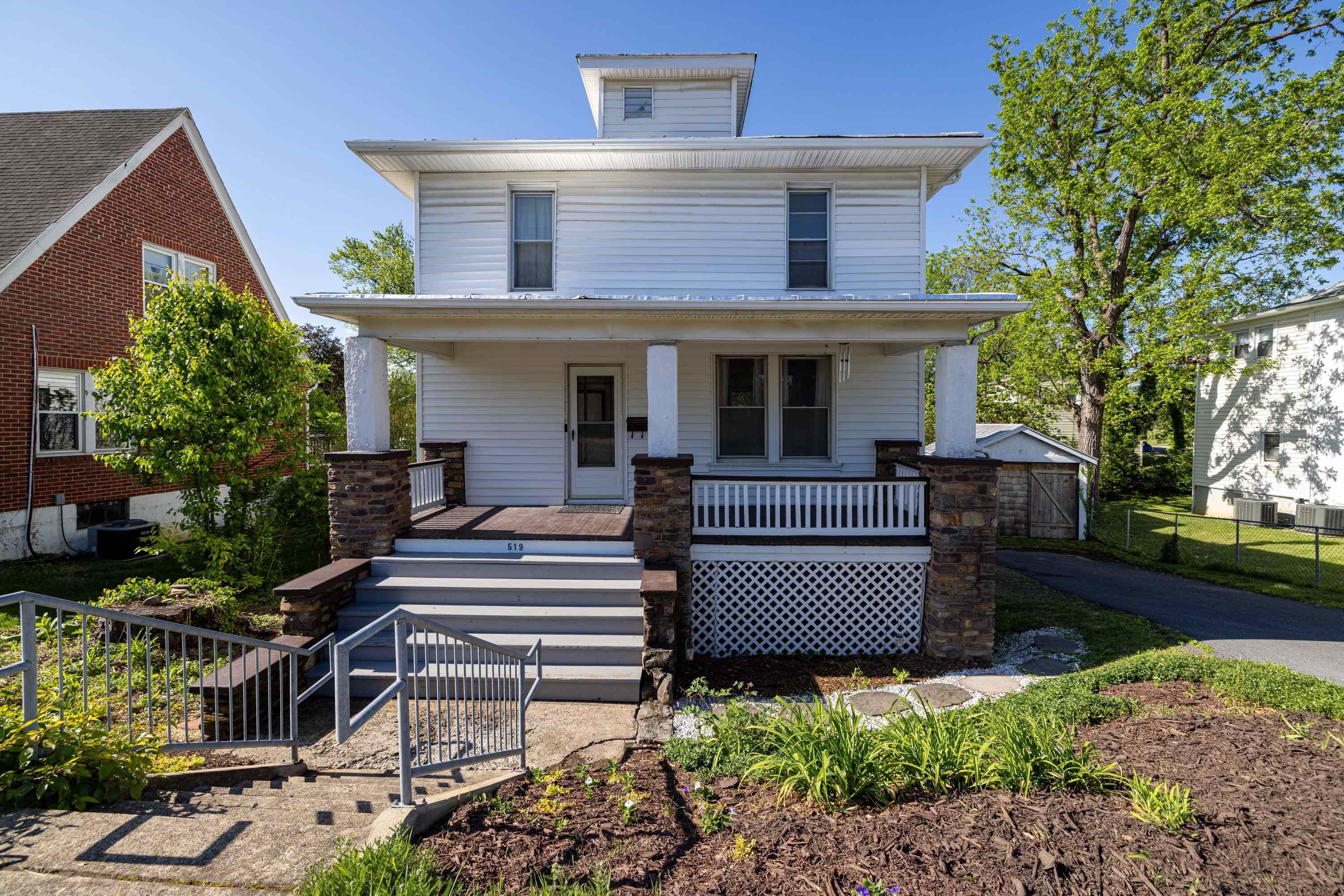 519 W MARKET ST, HARRISONBURG, Virginia 22801, 3 Bedrooms Bedrooms, ,1 BathroomBathrooms,Residential,519 W MARKET ST,676669 MLS # 676669