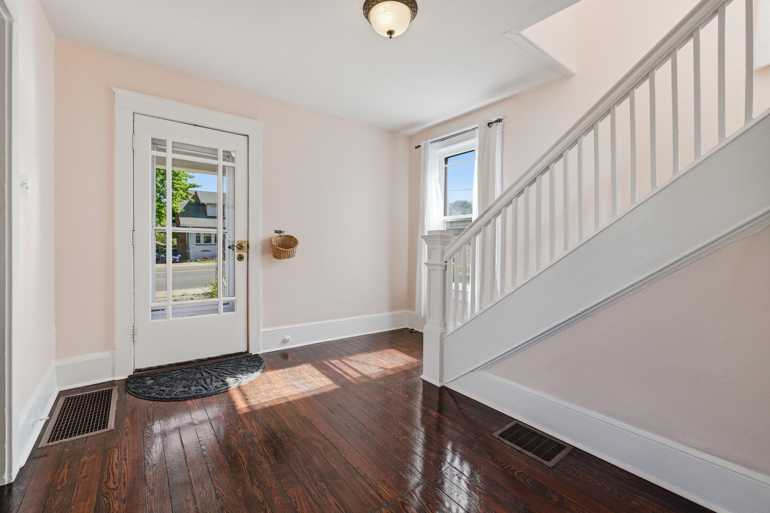 519 W MARKET ST, HARRISONBURG, Virginia 22801, 3 Bedrooms Bedrooms, ,1 BathroomBathrooms,Residential,519 W MARKET ST,676669 MLS # 676669