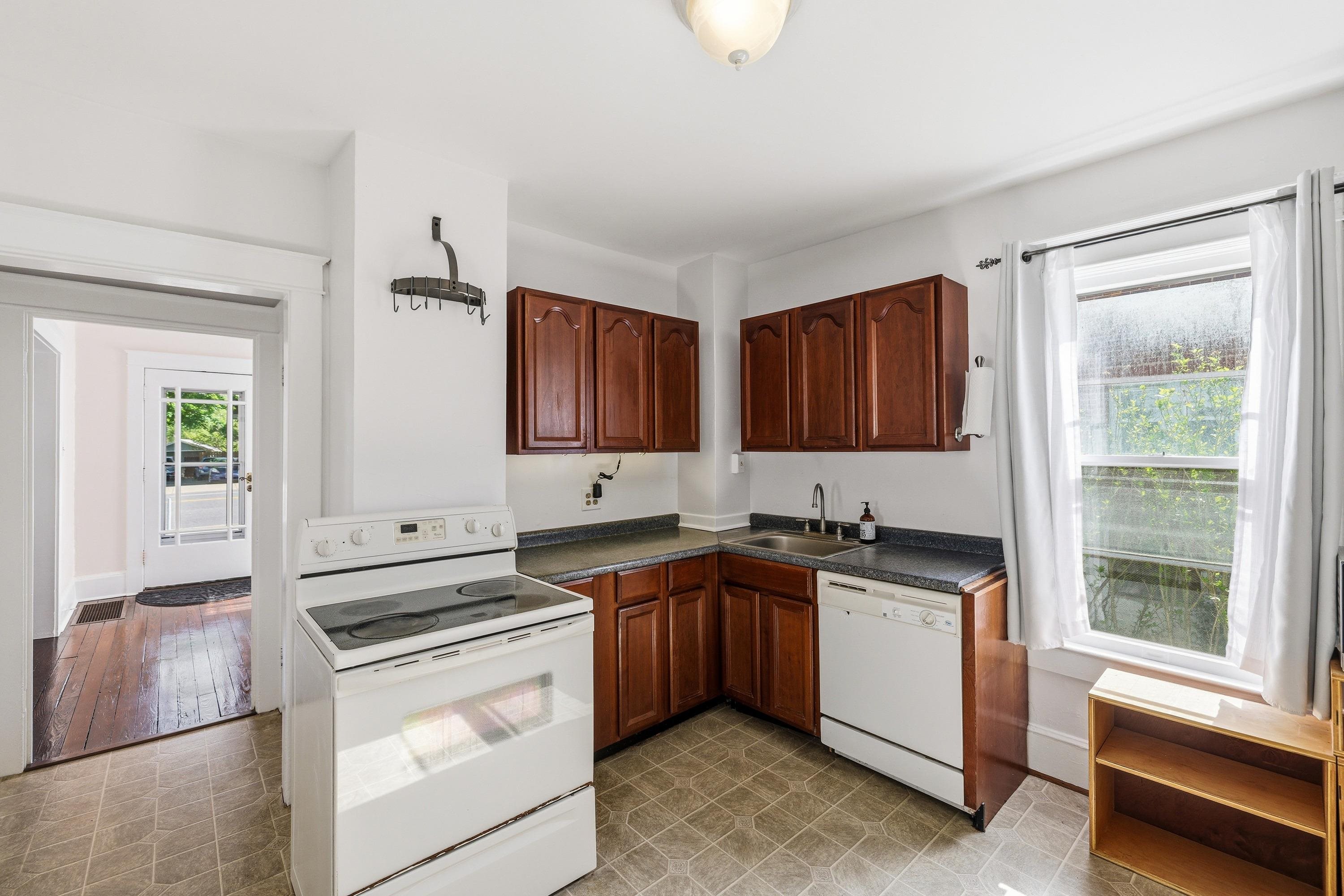 519 W MARKET ST, HARRISONBURG, Virginia 22801, 3 Bedrooms Bedrooms, ,1 BathroomBathrooms,Residential,519 W MARKET ST,676669 MLS # 676669