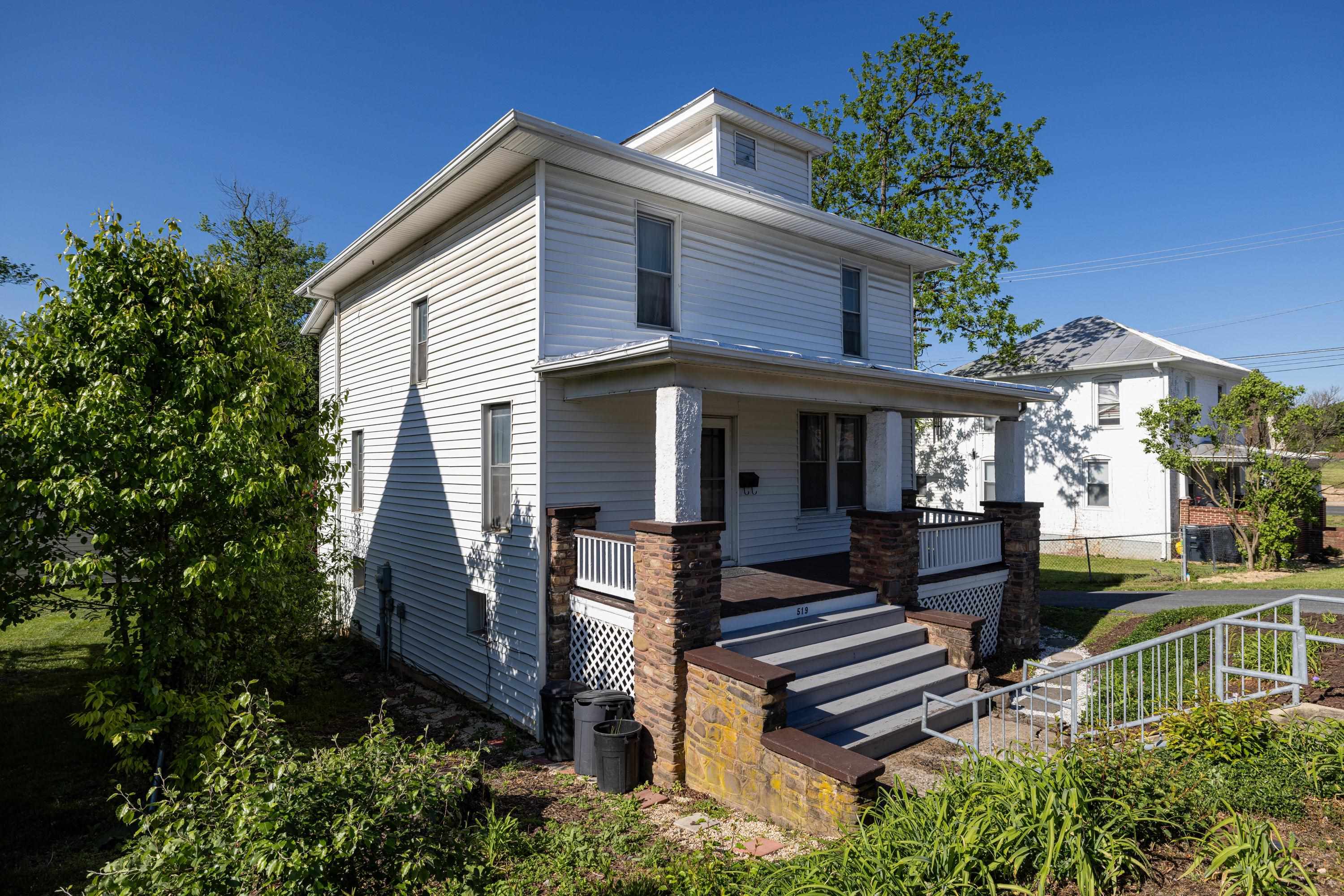 519 W MARKET ST, HARRISONBURG, Virginia 22801, 3 Bedrooms Bedrooms, ,1 BathroomBathrooms,Residential,519 W MARKET ST,676669 MLS # 676669