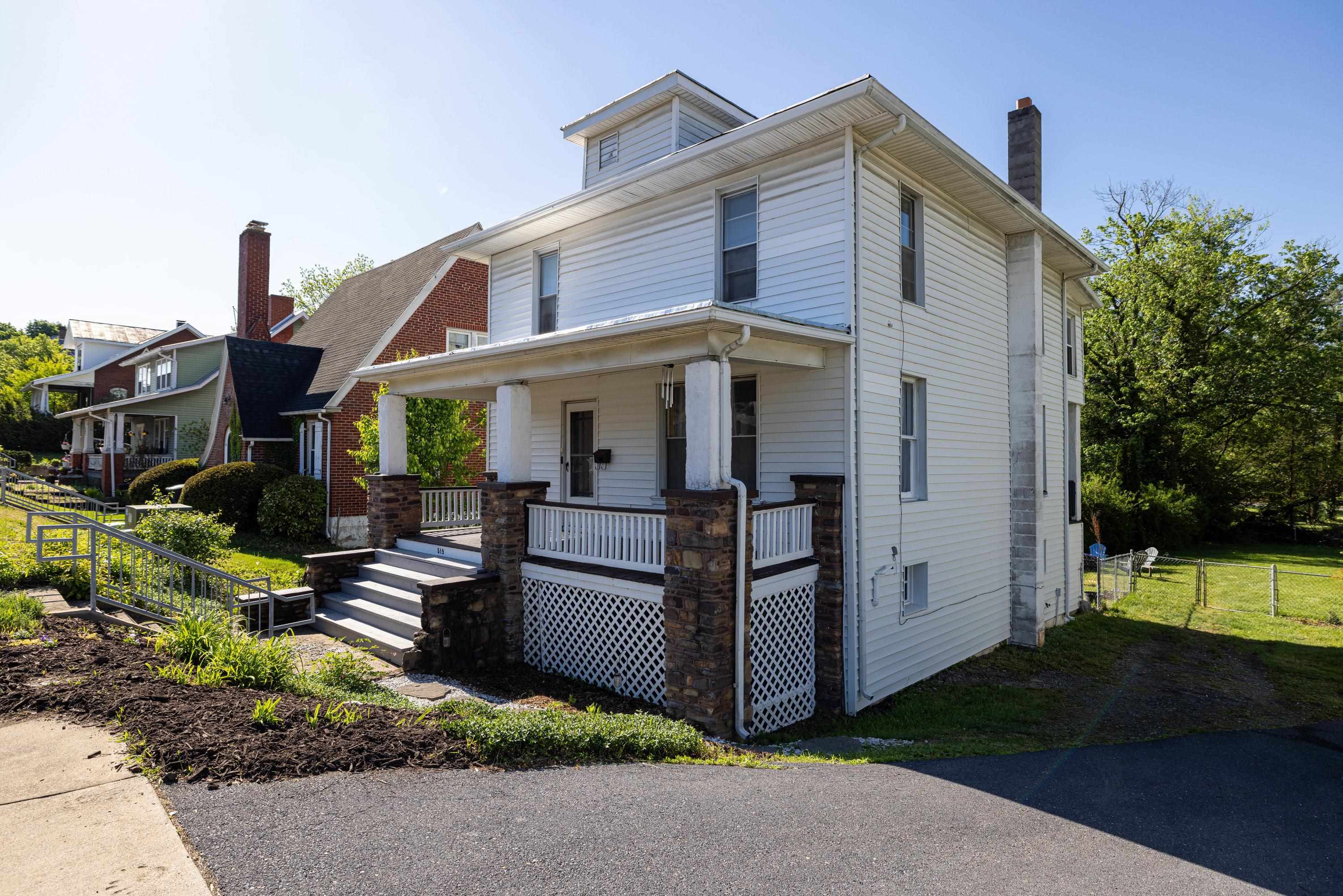 519 W MARKET ST, HARRISONBURG, Virginia 22801, 3 Bedrooms Bedrooms, ,1 BathroomBathrooms,Residential,519 W MARKET ST,676669 MLS # 676669