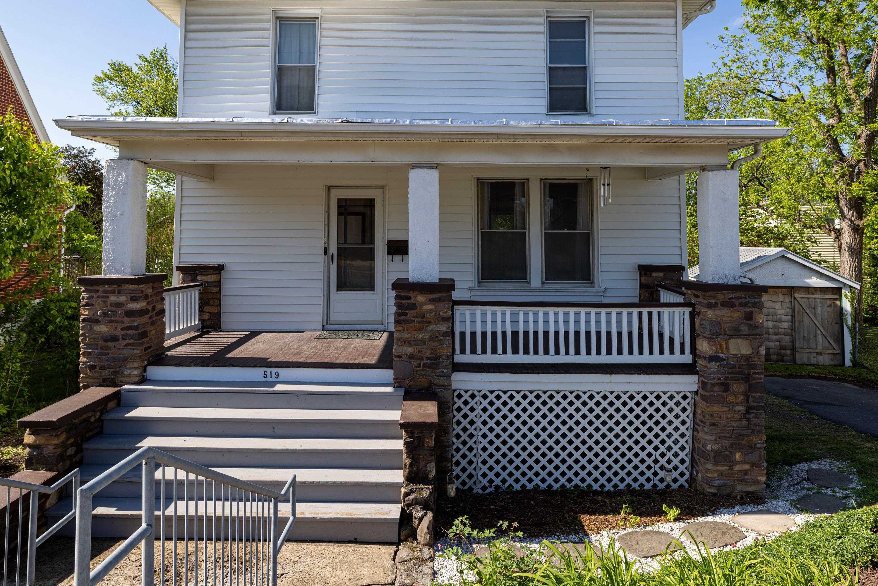 519 W MARKET ST, HARRISONBURG, Virginia 22801, 3 Bedrooms Bedrooms, ,1 BathroomBathrooms,Residential,519 W MARKET ST,676669 MLS # 676669