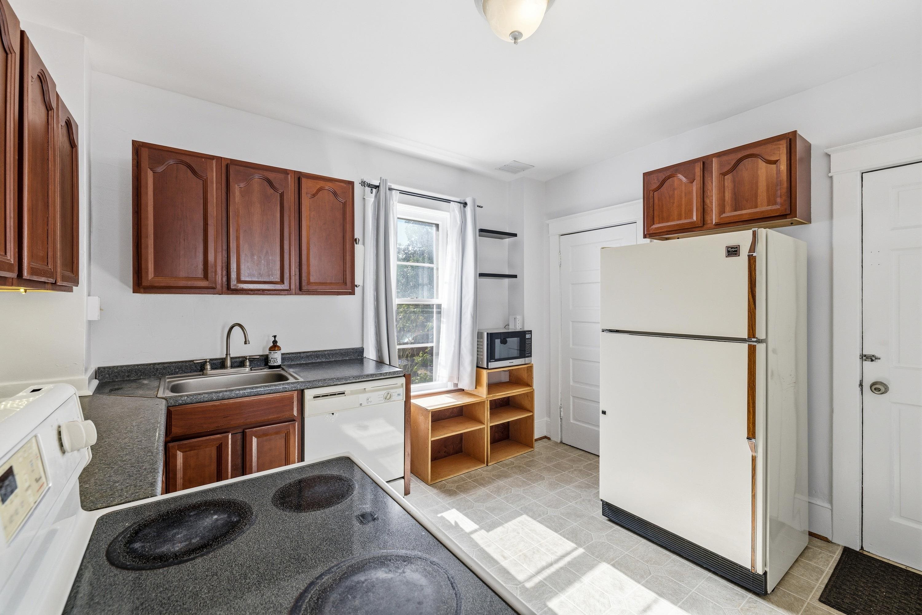 519 W MARKET ST, HARRISONBURG, Virginia 22801, 3 Bedrooms Bedrooms, ,1 BathroomBathrooms,Residential,519 W MARKET ST,676669 MLS # 676669