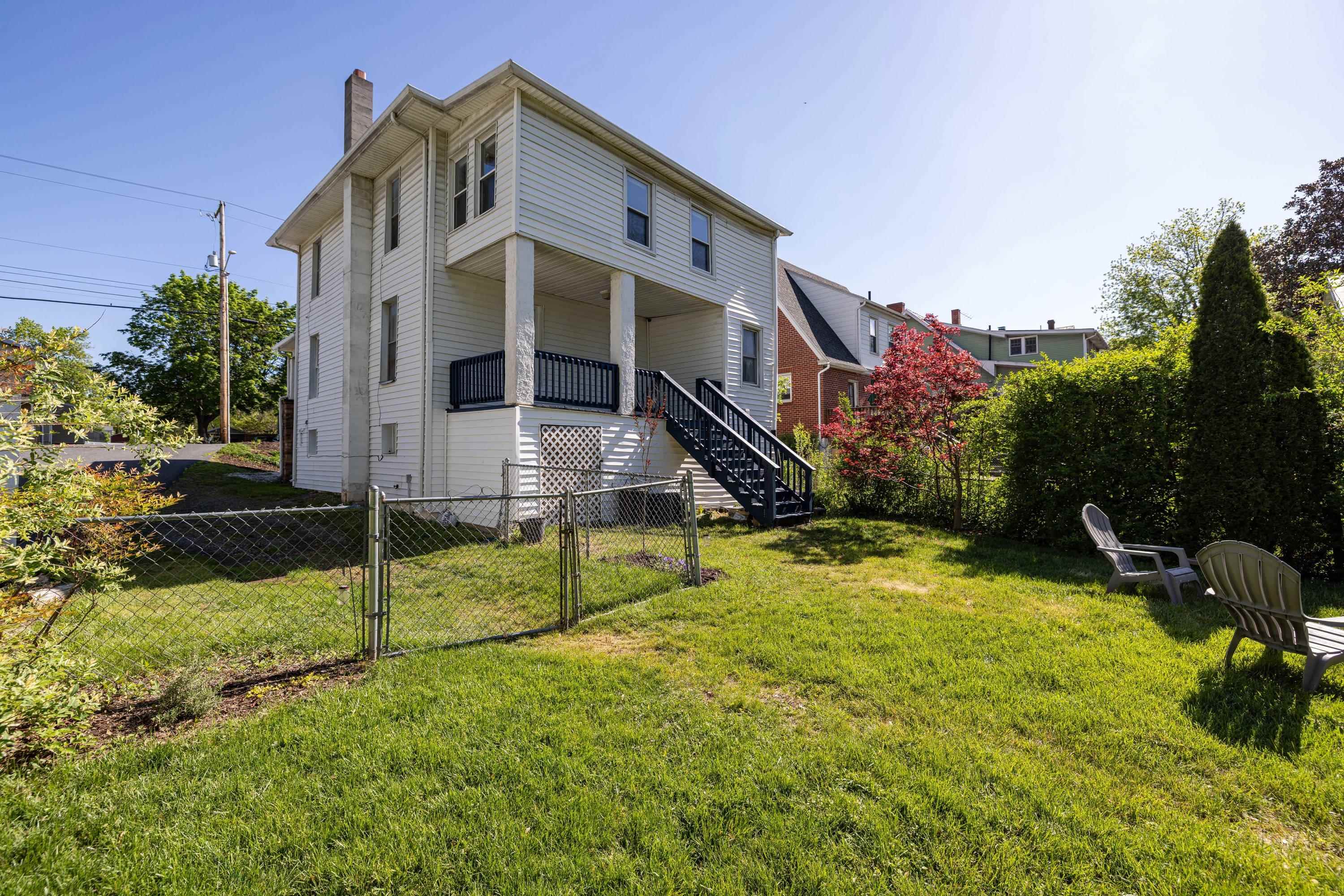 519 W MARKET ST, HARRISONBURG, Virginia 22801, 3 Bedrooms Bedrooms, ,1 BathroomBathrooms,Residential,519 W MARKET ST,676669 MLS # 676669
