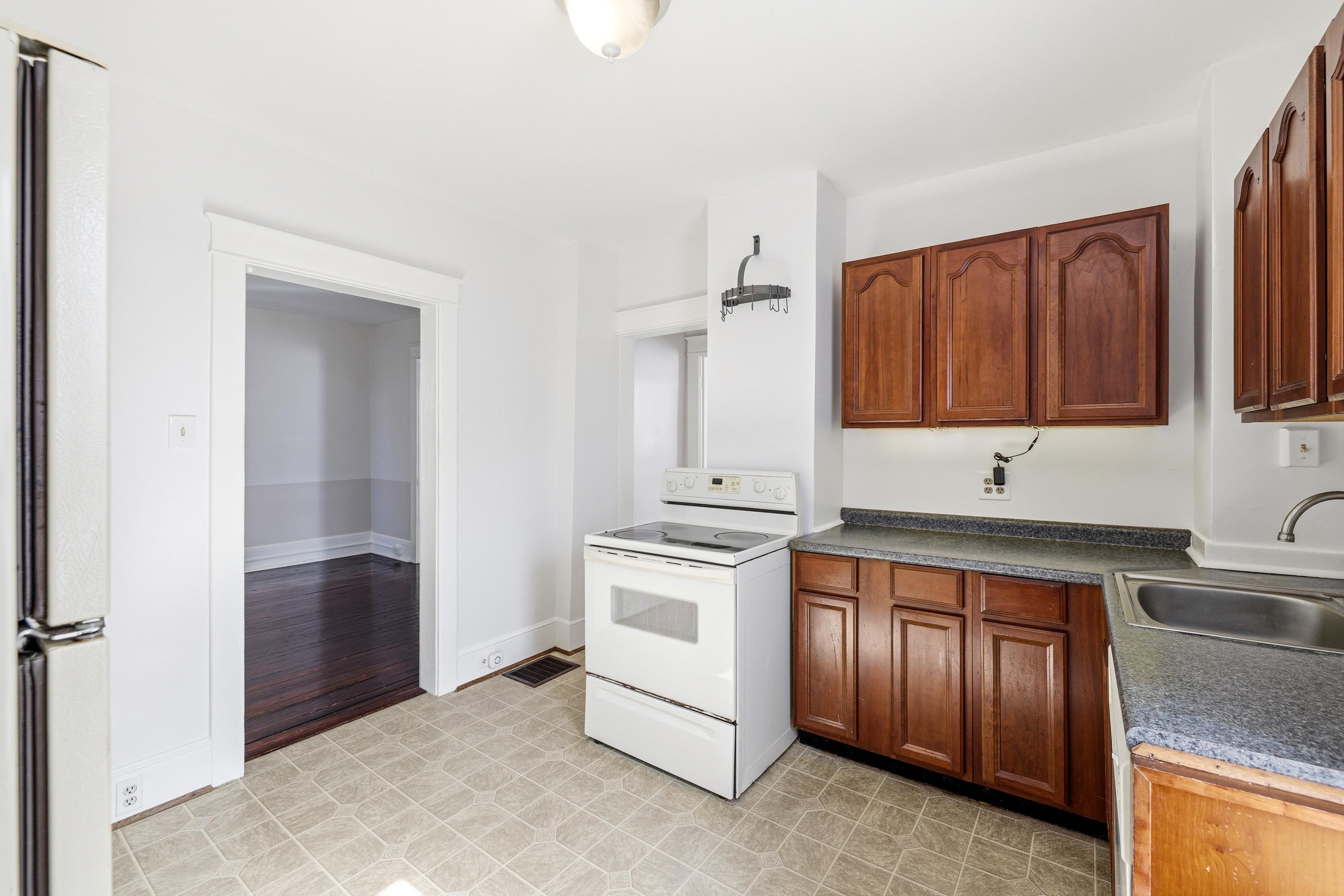 519 W MARKET ST, HARRISONBURG, Virginia 22801, 3 Bedrooms Bedrooms, ,1 BathroomBathrooms,Residential,519 W MARKET ST,676669 MLS # 676669