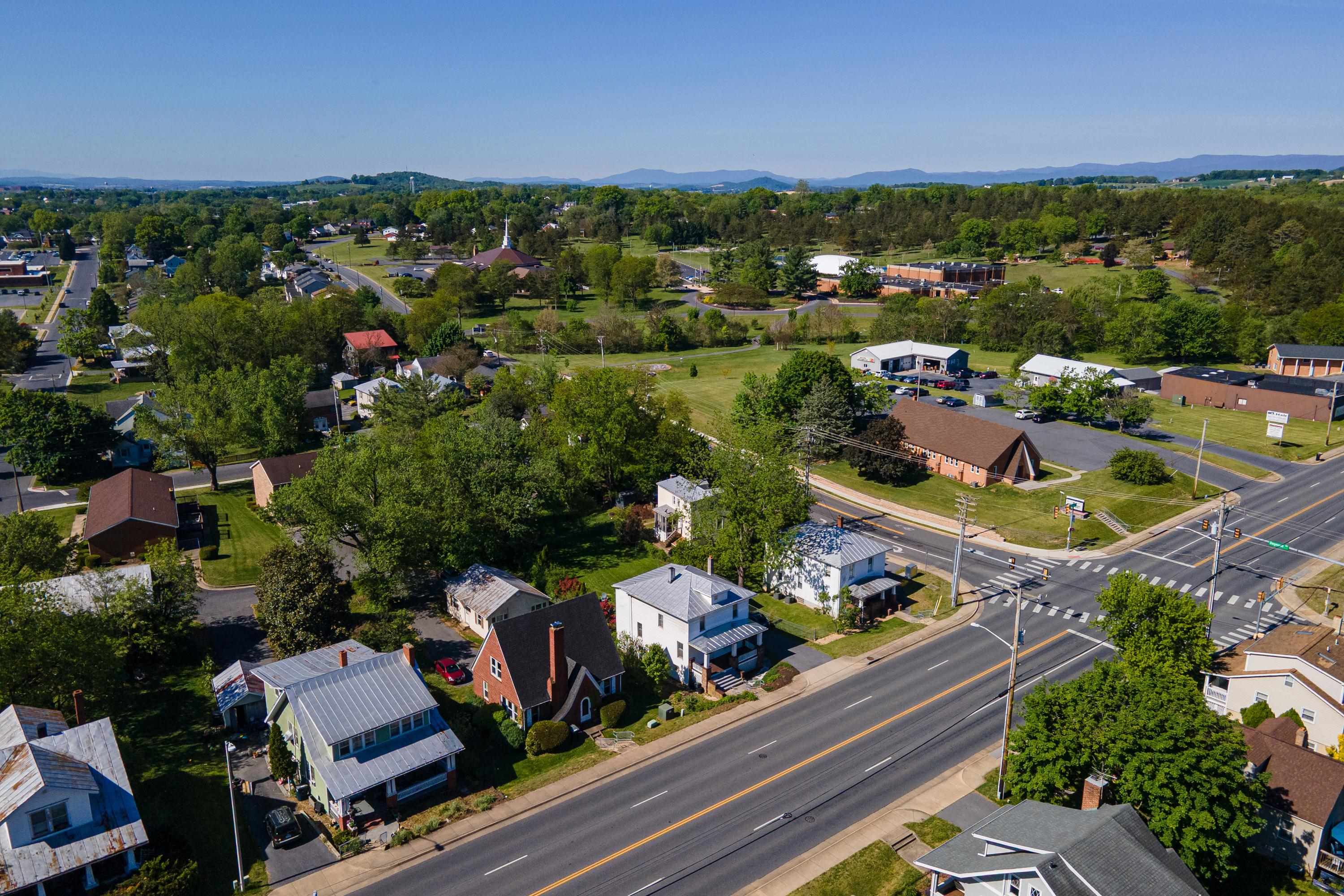 519 W MARKET ST, HARRISONBURG, Virginia 22801, 3 Bedrooms Bedrooms, ,1 BathroomBathrooms,Residential,519 W MARKET ST,676669 MLS # 676669