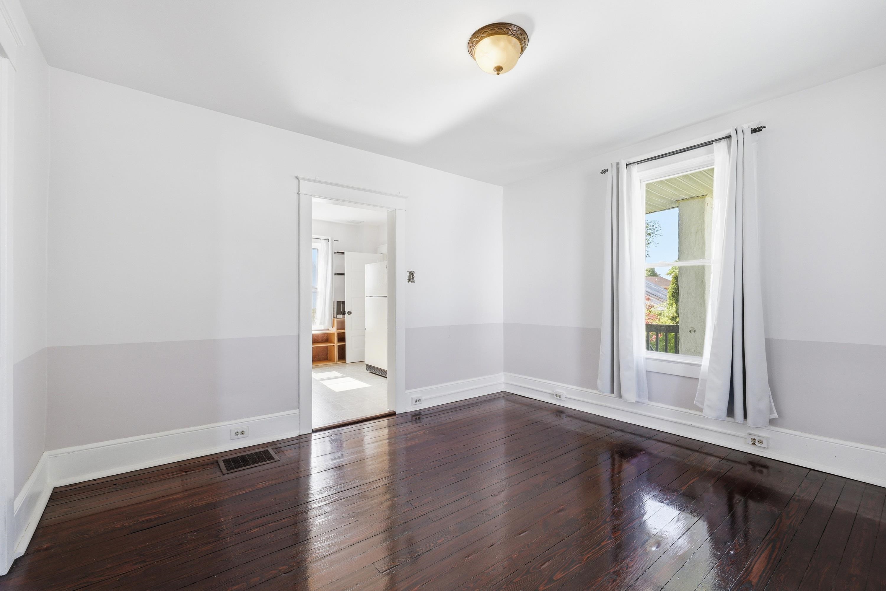 519 W MARKET ST, HARRISONBURG, Virginia 22801, 3 Bedrooms Bedrooms, ,1 BathroomBathrooms,Residential,519 W MARKET ST,676669 MLS # 676669