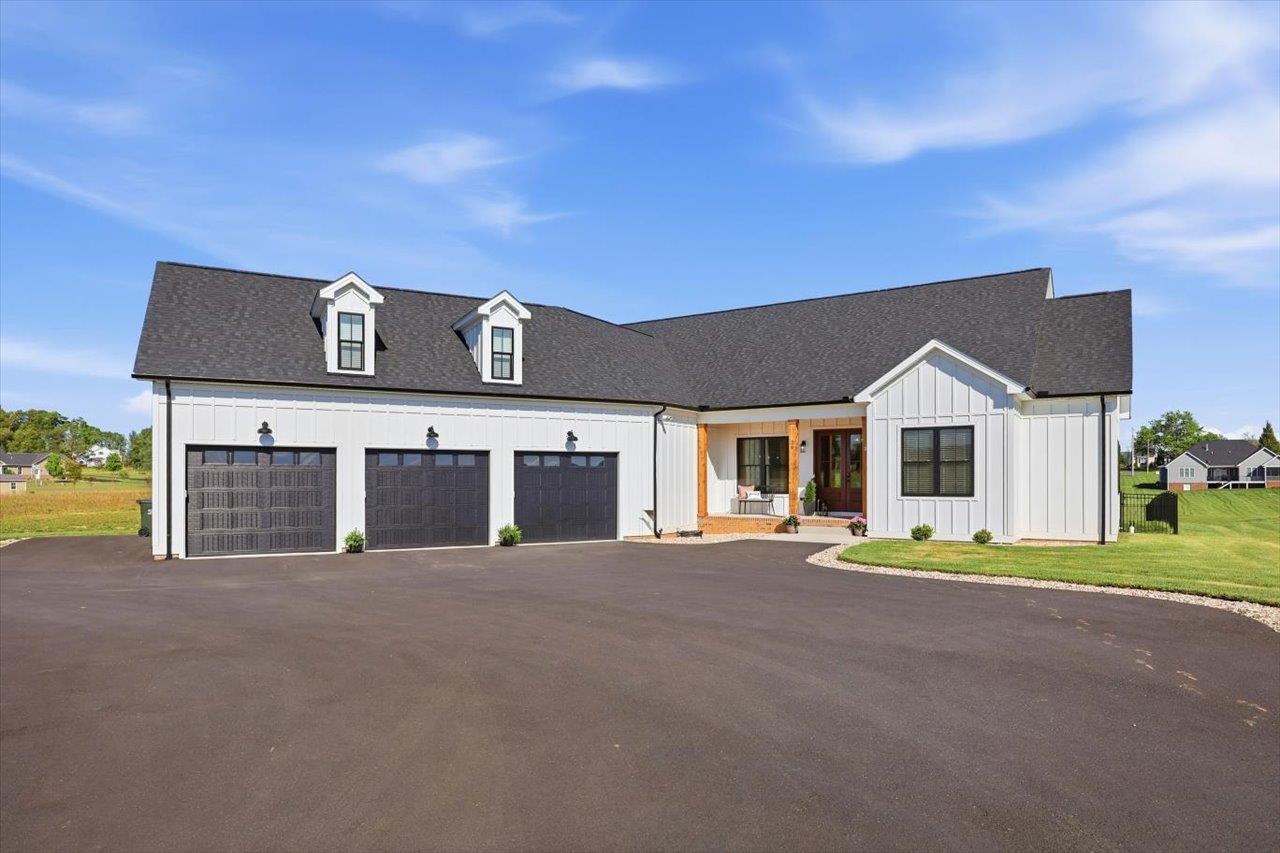 29 SUNDOWN DR, WAYNESBORO, Virginia 22980, 4 Bedrooms Bedrooms, ,3 BathroomsBathrooms,Residential,29 SUNDOWN DR,676686 MLS # 676686