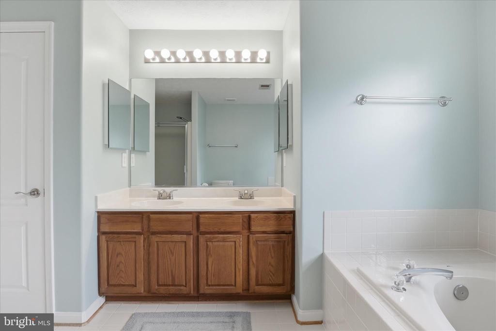265 FOX CHASE ST, WARRENTON, Virginia 20186, 4 Bedrooms Bedrooms, ,2 BathroomsBathrooms,Residential,265 FOX CHASE ST,VAFQ2021852 MLS # VAFQ2021852