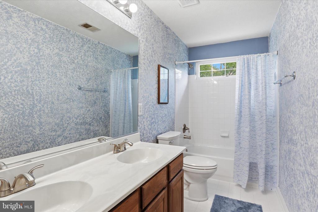 265 FOX CHASE ST, WARRENTON, Virginia 20186, 4 Bedrooms Bedrooms, ,2 BathroomsBathrooms,Residential,265 FOX CHASE ST,VAFQ2021852 MLS # VAFQ2021852
