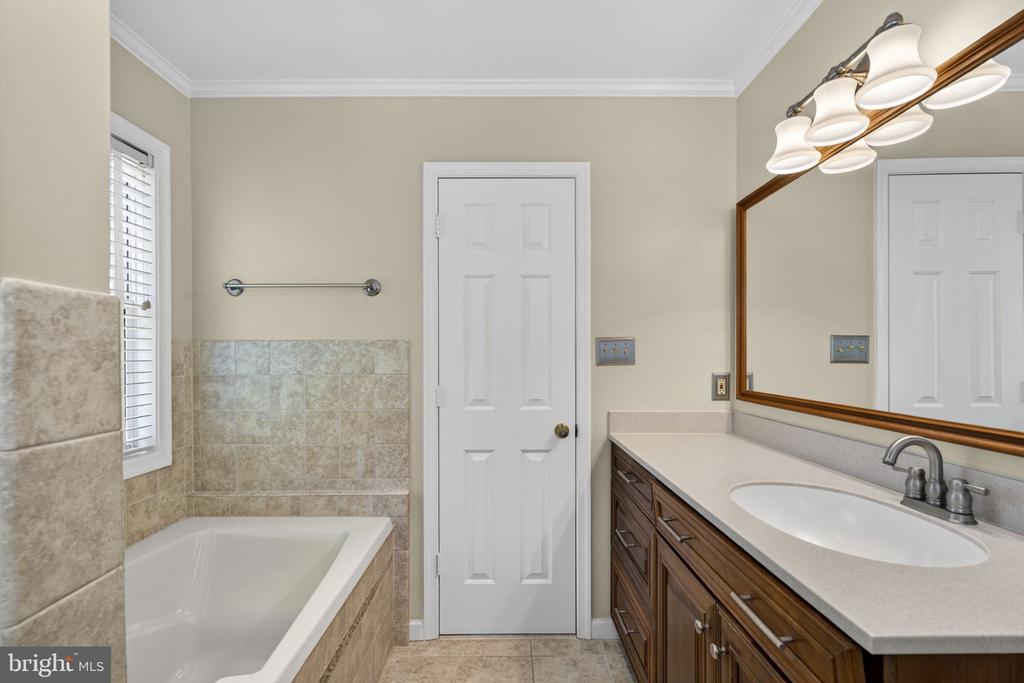 12151 DEERFIELD LN, AMISSVILLE, Virginia 20106, 3 Bedrooms Bedrooms, ,2 BathroomsBathrooms,Residential,12151 DEERFIELD LN,VAFQ2021882 MLS # VAFQ2021882