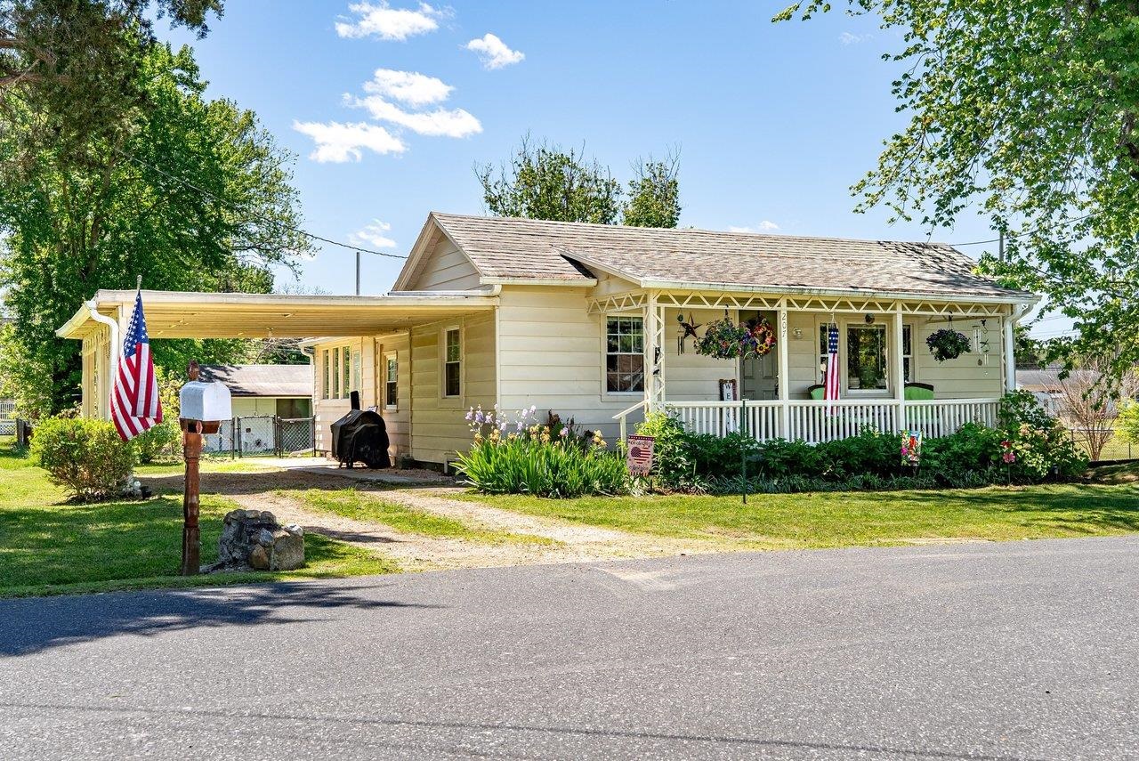 207 8TH ST, GROTTOES, Virginia 24441, 2 Bedrooms Bedrooms, ,1 BathroomBathrooms,Residential,207 8th,207 8TH ST,676719 MLS # 676719