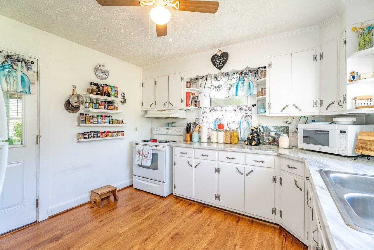 207 8TH ST, GROTTOES, Virginia 24441, 2 Bedrooms Bedrooms, ,1 BathroomBathrooms,Residential,207 8th,207 8TH ST,676719 MLS # 676719