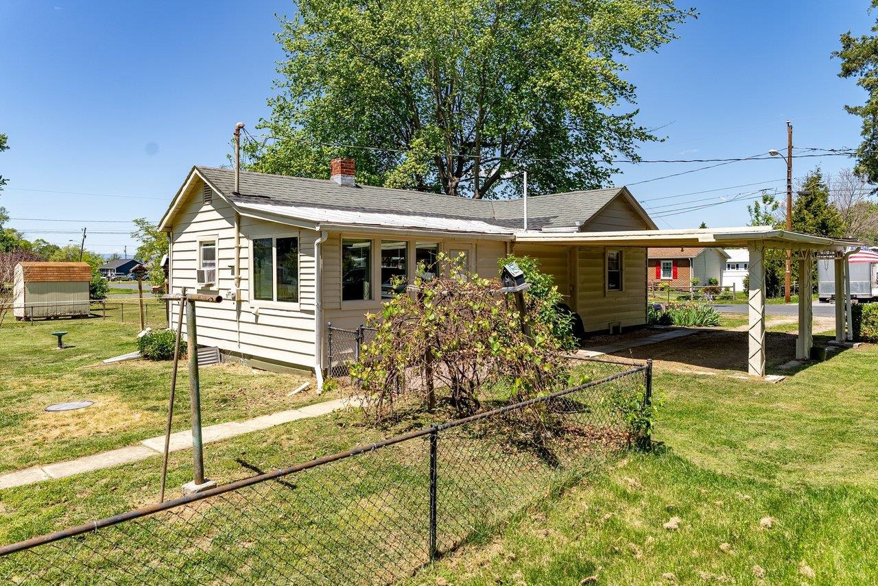 207 8TH ST, GROTTOES, Virginia 24441, 2 Bedrooms Bedrooms, ,1 BathroomBathrooms,Residential,207 8th,207 8TH ST,676719 MLS # 676719