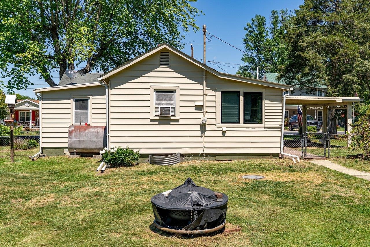 207 8TH ST, GROTTOES, Virginia 24441, 2 Bedrooms Bedrooms, ,1 BathroomBathrooms,Residential,207 8th,207 8TH ST,676719 MLS # 676719
