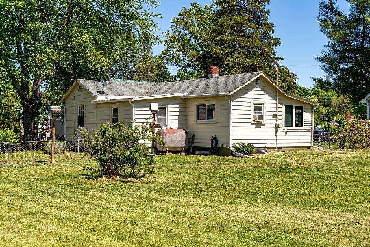 207 8TH ST, GROTTOES, Virginia 24441, 2 Bedrooms Bedrooms, ,1 BathroomBathrooms,Residential,207 8th,207 8TH ST,676719 MLS # 676719