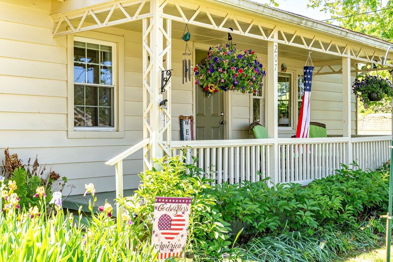 207 8TH ST, GROTTOES, Virginia 24441, 2 Bedrooms Bedrooms, ,1 BathroomBathrooms,Residential,207 8th,207 8TH ST,676719 MLS # 676719