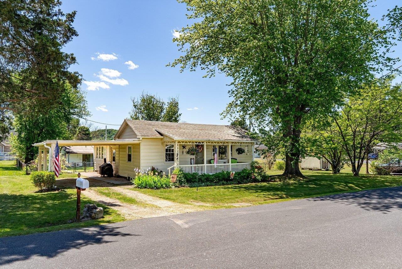 207 8TH ST, GROTTOES, Virginia 24441, 2 Bedrooms Bedrooms, ,1 BathroomBathrooms,Residential,207 8th,207 8TH ST,676719 MLS # 676719