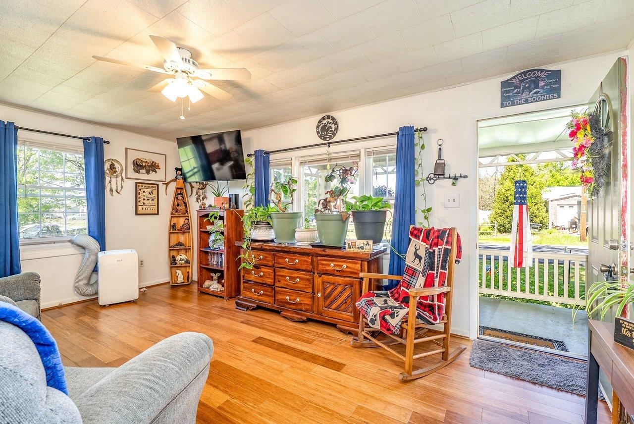 207 8TH ST, GROTTOES, Virginia 24441, 2 Bedrooms Bedrooms, ,1 BathroomBathrooms,Residential,207 8th,207 8TH ST,676719 MLS # 676719