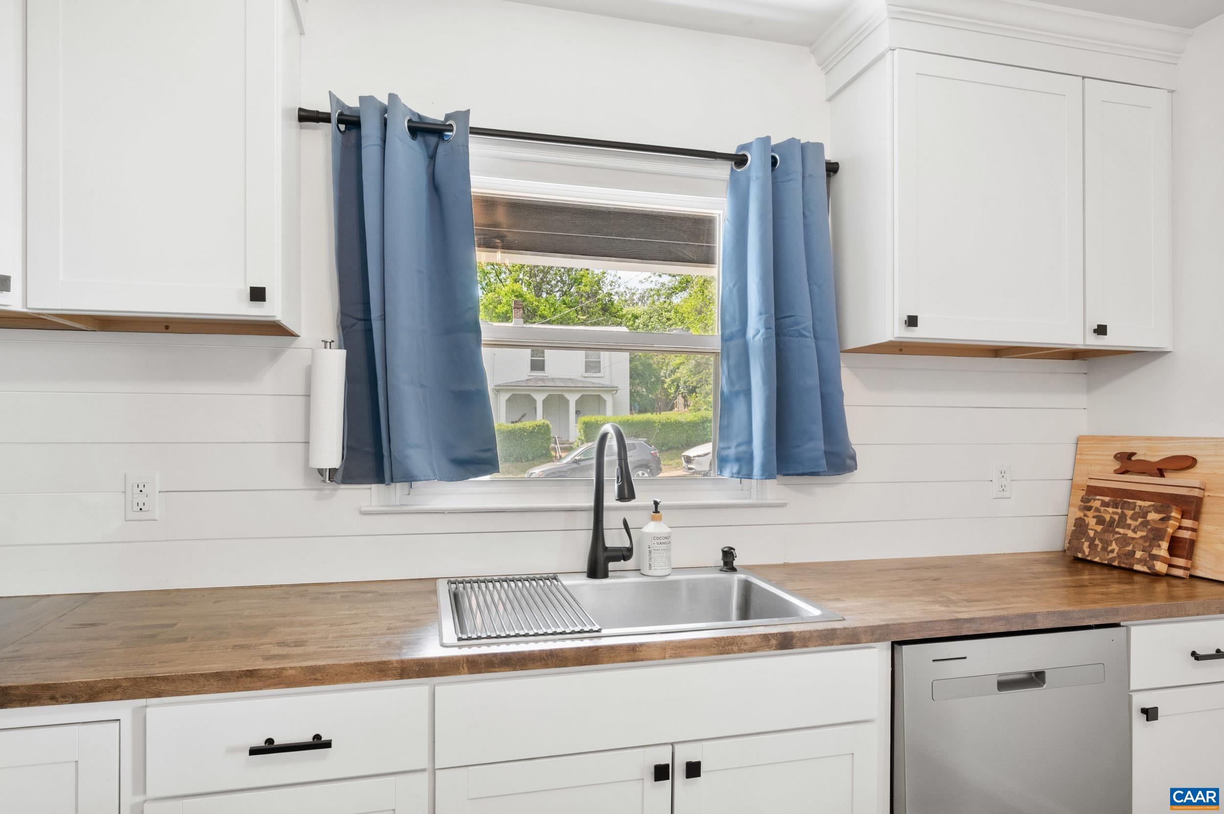 105 HARTMANS MILL RD, CHARLOTTESVILLE, Virginia 22902, 3 Bedrooms Bedrooms, ,1 BathroomBathrooms,Residential,105 HARTMANS MILL RD,676765 MLS # 676765