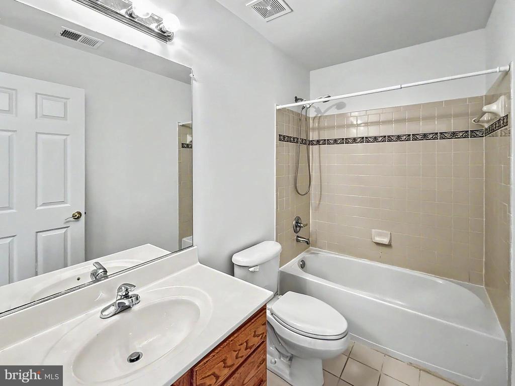 163 FALLEN LEAF CT, WARRENTON, Virginia 20186, 5 Bedrooms Bedrooms, ,3 BathroomsBathrooms,Residential,163 FALLEN LEAF CT,VAFQ2021904 MLS # VAFQ2021904